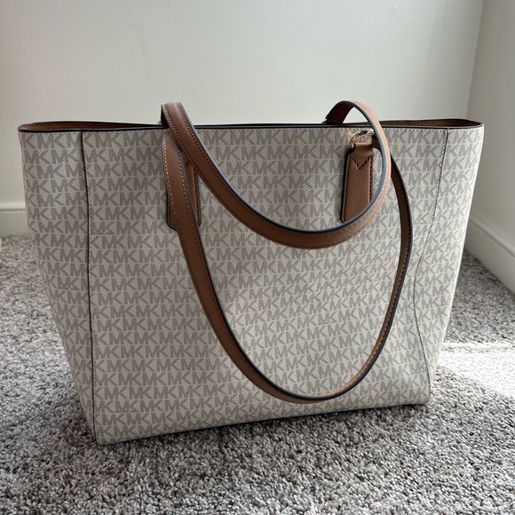 NWOT Michael Kors Joey Medium Tote - Picture 2 of 8